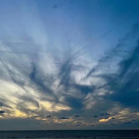 In Raversijde With Stunning Sea Views דירה *